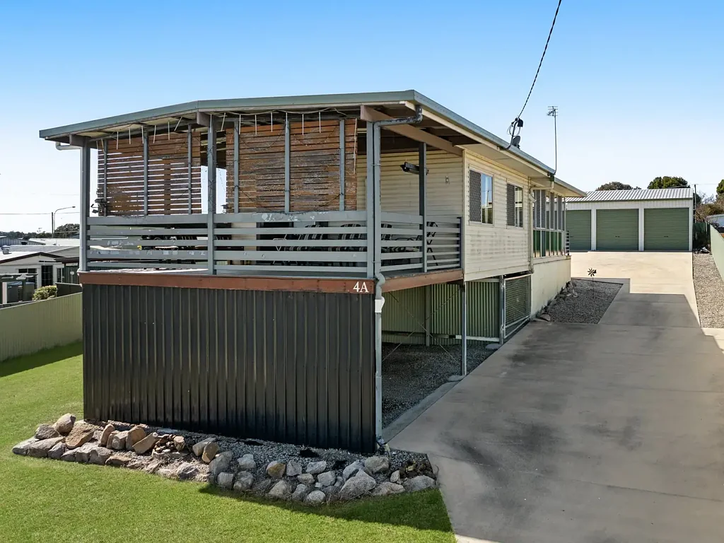 Warwick 2房 宽敞1024平土地 2卧2浴3车库 3车棚 水景露台 家庭友好 位置便利 Tradie, Tinkerer, Collector, a Home for All