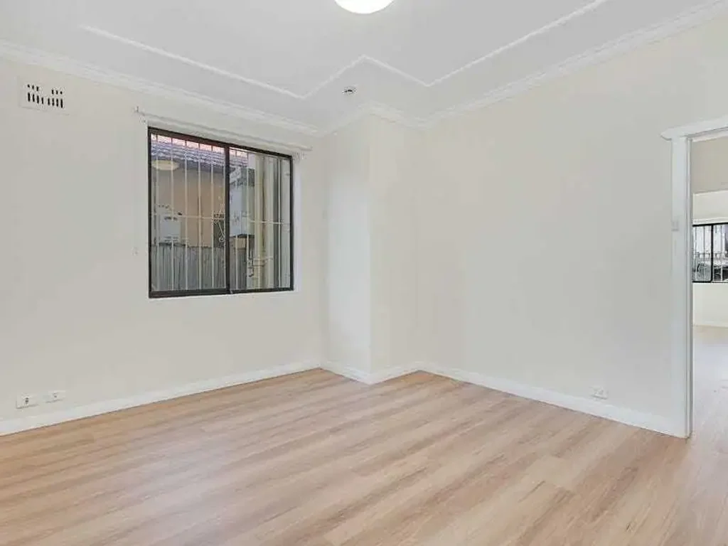 Art Deco Apartment with Sunroom Moments from Bondi Beach