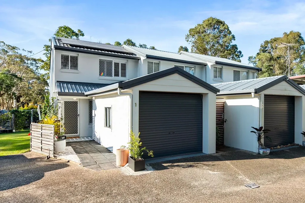 Capalaba 2 Bedroom Modern Living Backing Onto Parklands