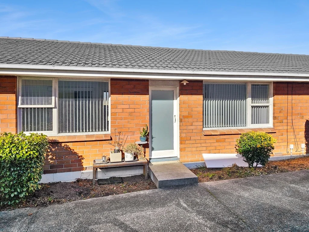 ONEHUNGA Athens Road well maintained 2 bedroom brick and tile unit in small block suit couple only