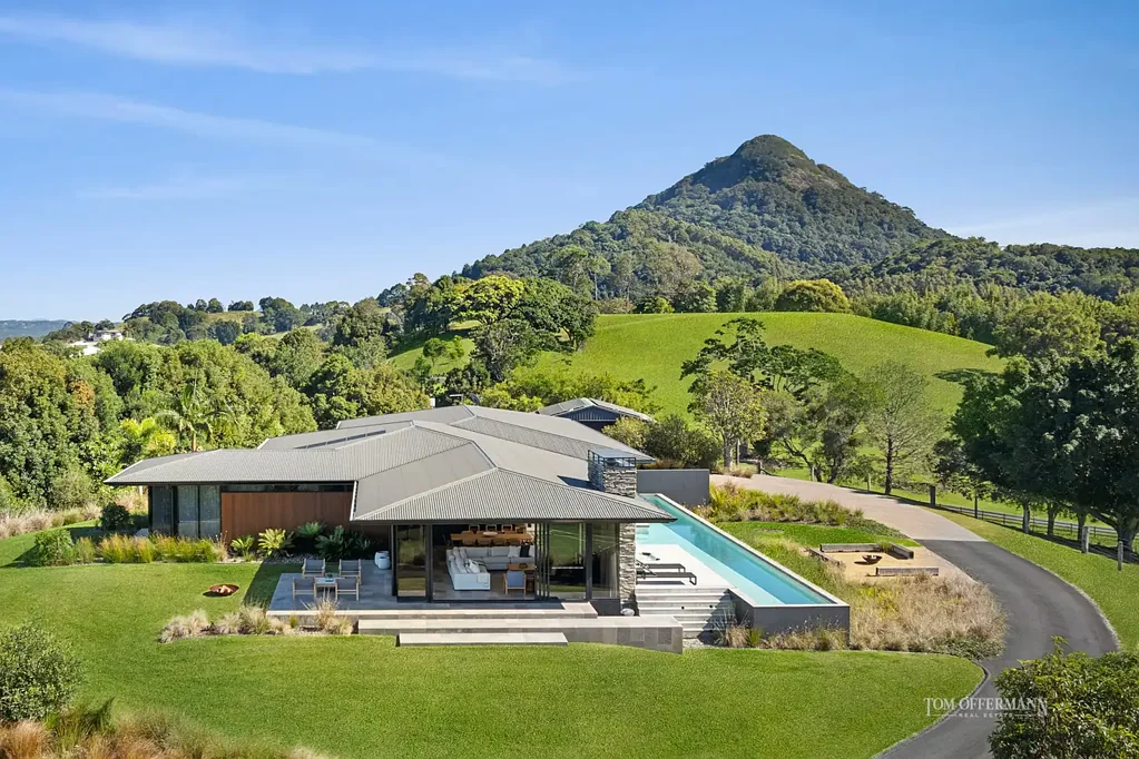 Eumundi 5 Bedroom A Hilltop Haven of Grand Design