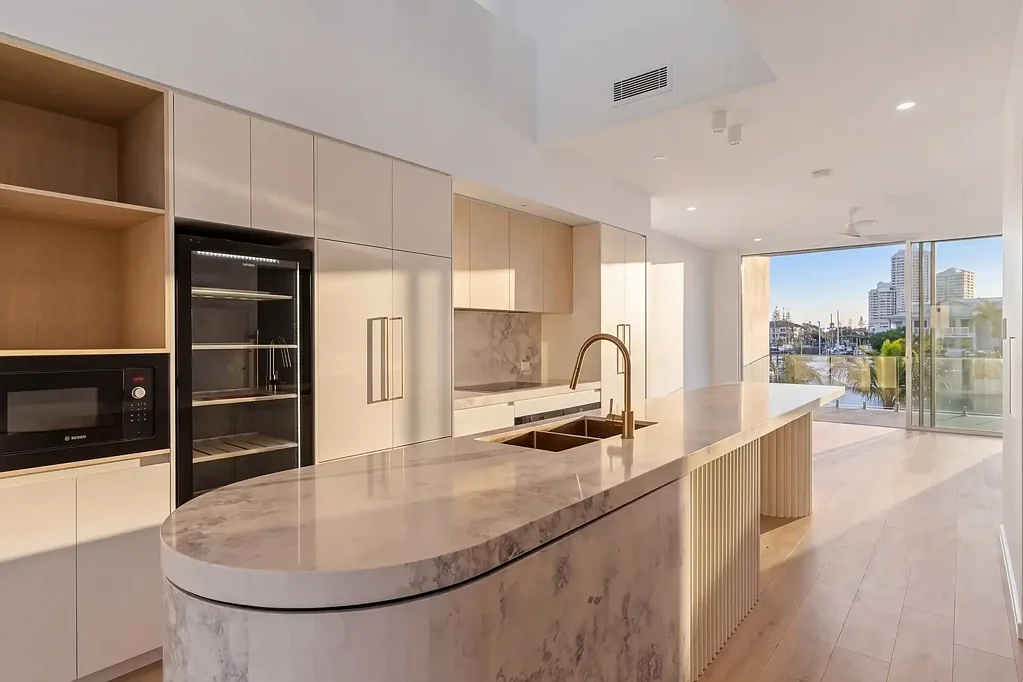 Runaway Bay 4ห้องนอน Architectural Waterfront Living with Rooftop Terrace