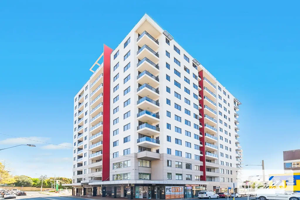 Hornsby 2房 宽敞两卧室公寓带书房、区域景观和朝北 Spacious Two-Bedroom Apartment with Study & District Views and North Facing