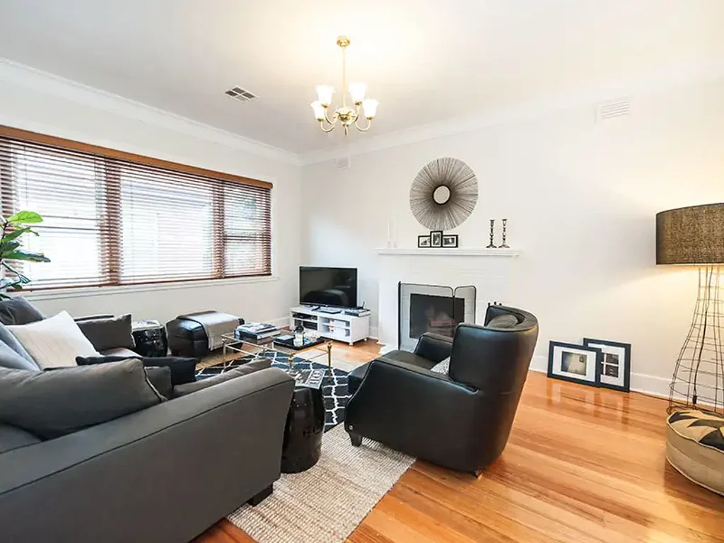 Stylish & Sunlit Apartment with Floorboards Throughout in Prime Lifestyle Location