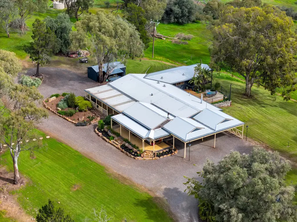 One Tree Hill 5房  9.7 Acres (appx) Of Country Living With Suburban Convenience - This Is The Perfect Lifestyle !