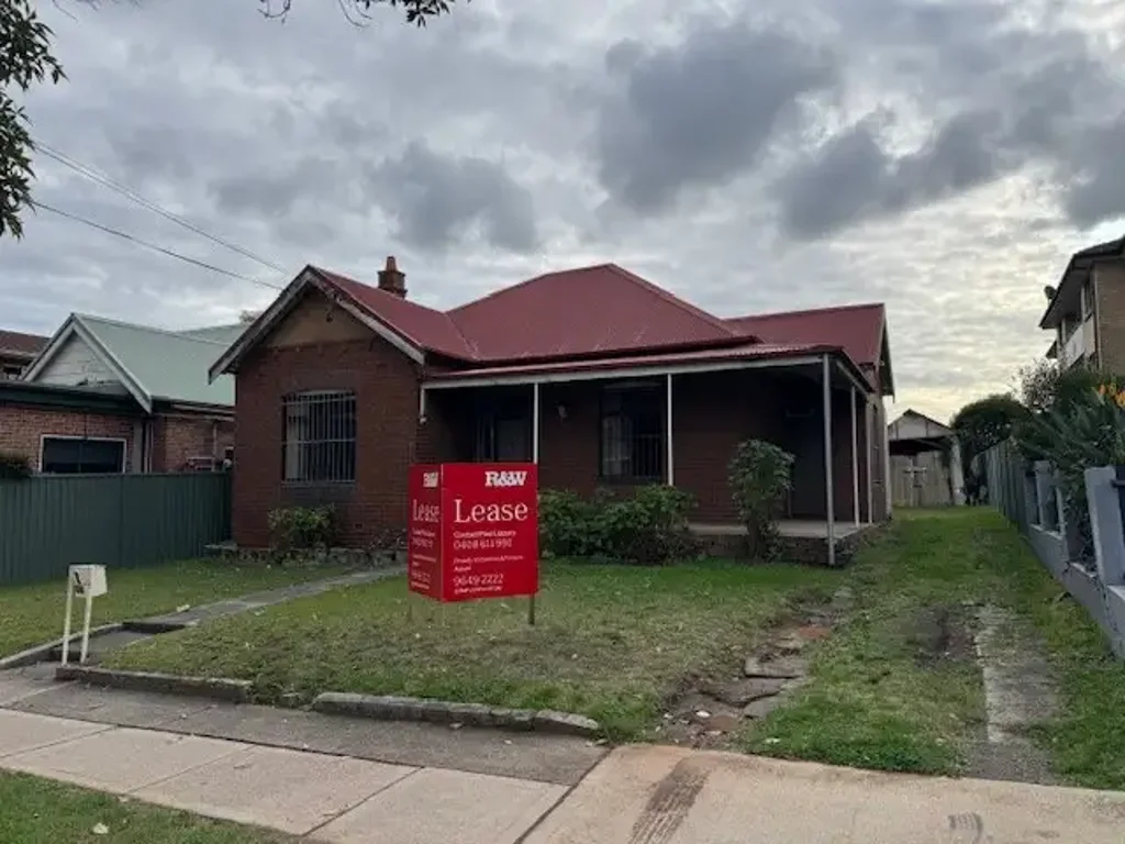 2 Bedroom Home - 5min Walk To Station & Shops