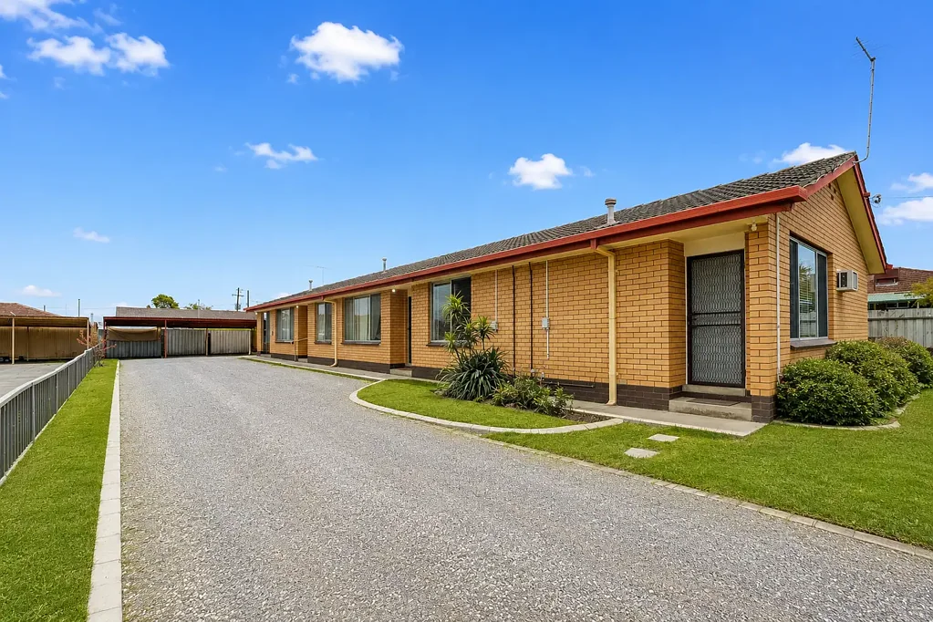 North Albury 6ห้องนอน RARE OPPORTUNITY - Solid Investment - Three Units - One Title - $1,260 Per Week Return