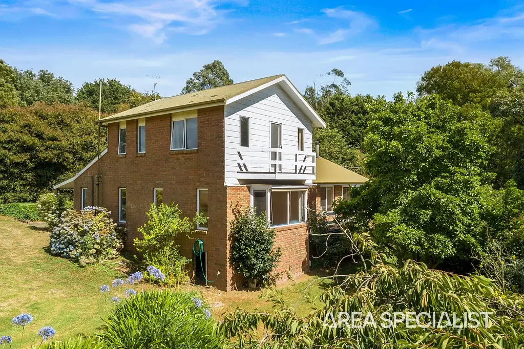 Korumburra 3房  The Brief: Charming Country Homestead on 1 Acre with Farmland Views