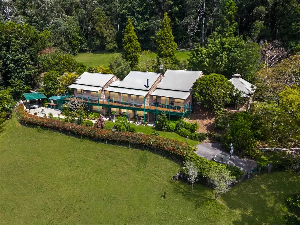 Fountaindale 6房  STUNNING ACREAGE WITH MULTIPLE FAMILY LIVING OPTIONS