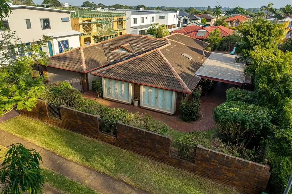Spacious Family Living with Pool in Prestigious Robertson Location