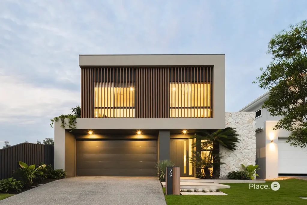 Newport 5房 定制Monster Homes 海湾景观 开敞式起居 设计师厨房 双岛台 Bosch电器 私密客人套房 豪华主套 升高空间 自然光线 轻松家庭生活 A Private Sanctuary in the Heart of Newport