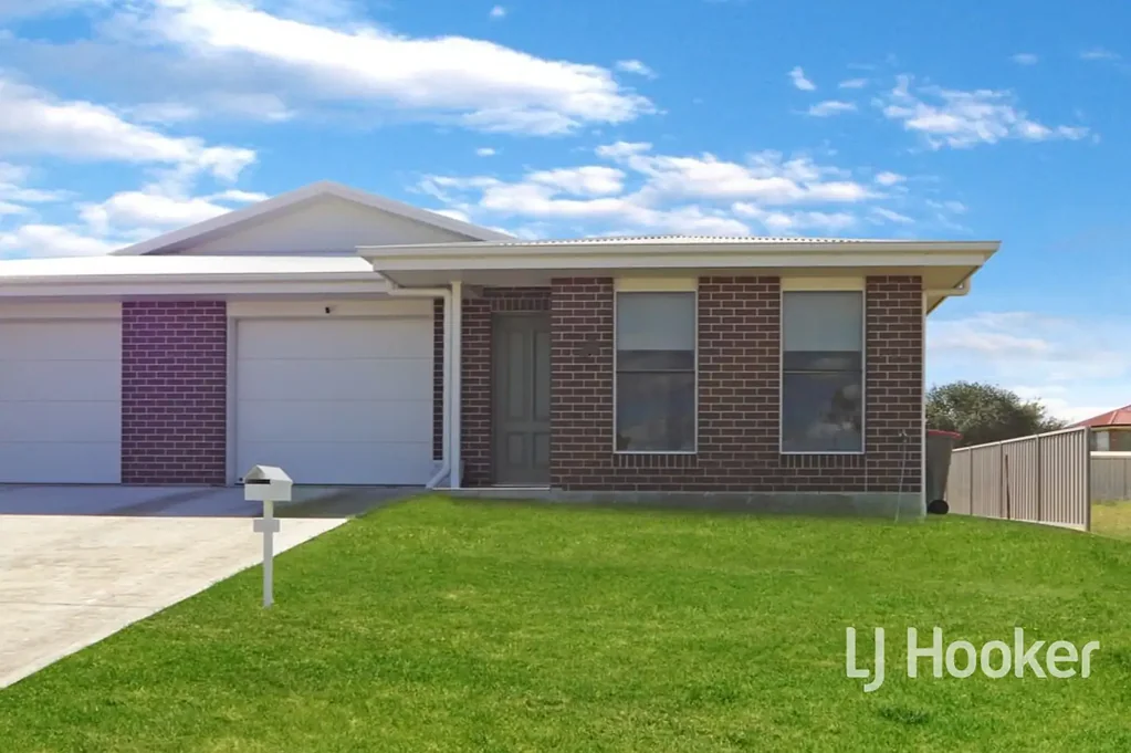 Modern Semi-New Duplex Living In A Prime Family Location