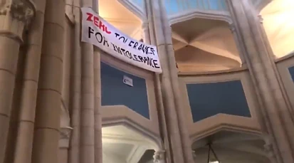 学生占领奥克兰大学标志性建筑物，要求校长辞职，意欲何为？