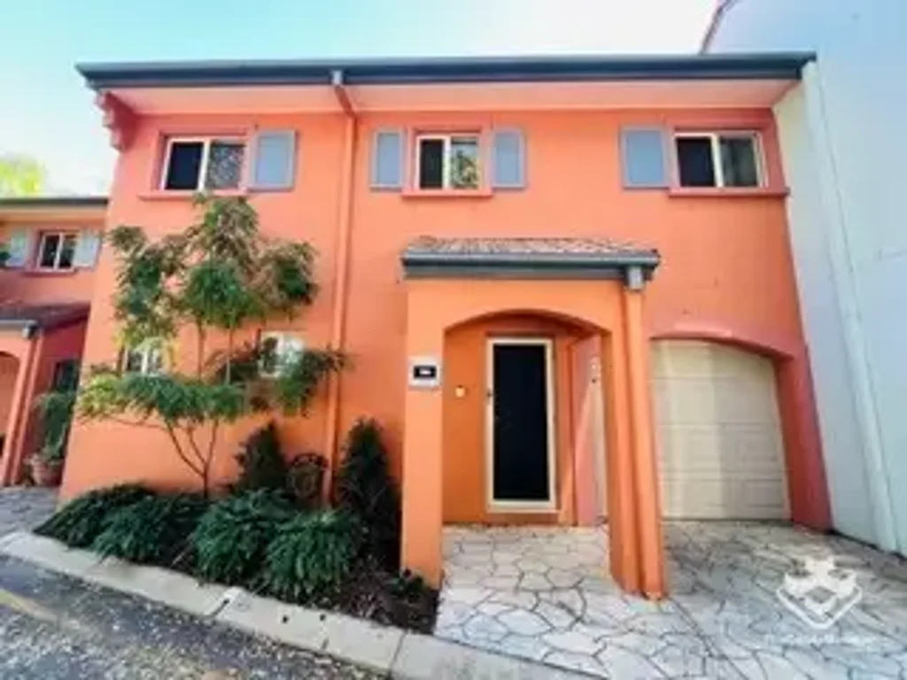 Stylishly Renovated 2 Level Townhouse - Resort Facilities - Boardwalk/Marina Access