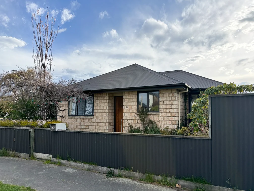 Tidy 2 Bedroom Standalone Home in Great Location!
