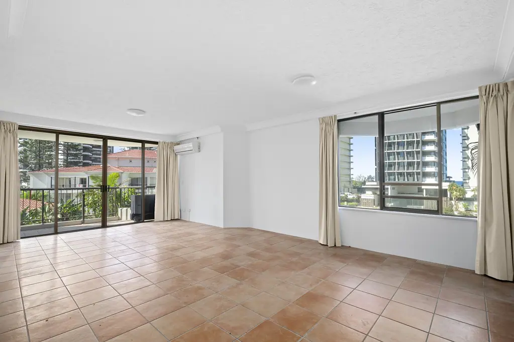 Fantastic Apartment in 'Surfers Century' with Ocean Views