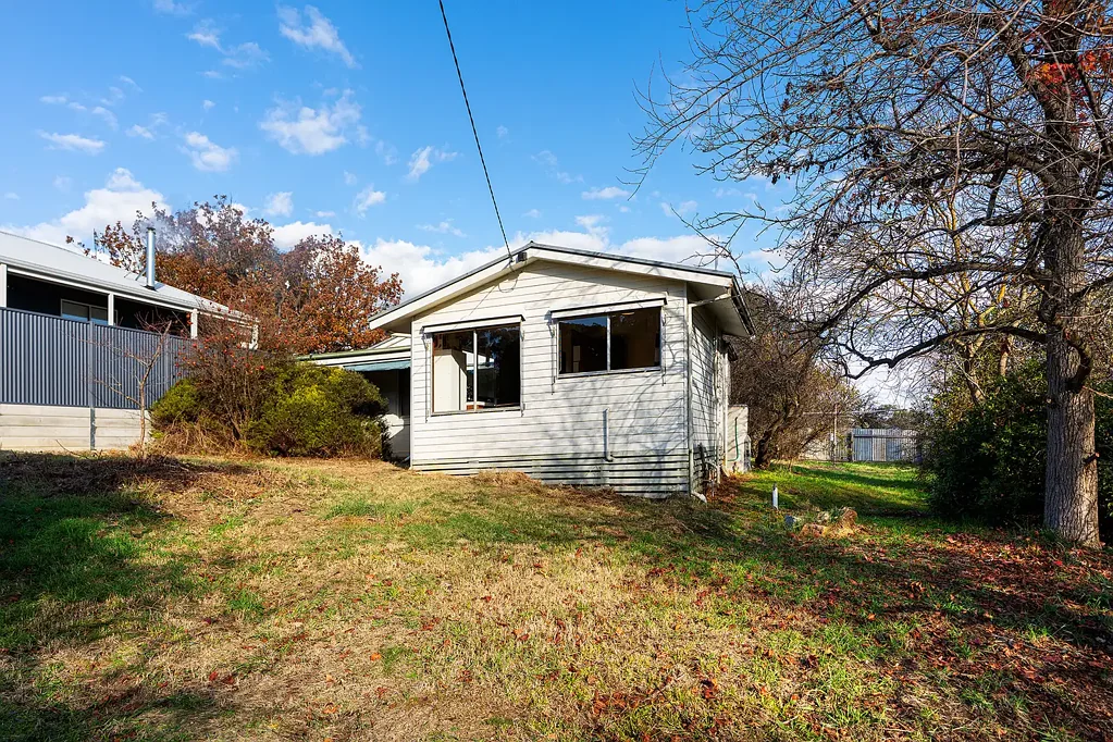 Castlemaine 2 Bedroom Victorian Cottage with Mid-Century Style