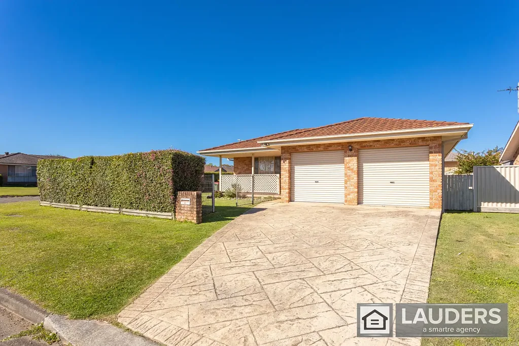 Old Bar 3房  Spacious Family Home - Convenient Corner Block Location