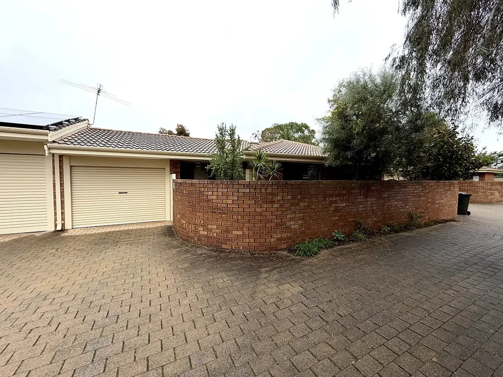 Freshly Renovated Gem – Stylish, Easy-Care Living in the Heart of Parkwood!