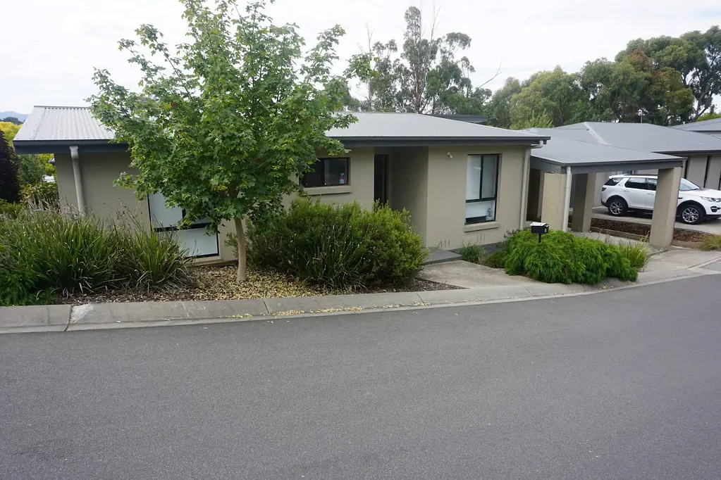 STYLISH 3 BEDROOM TOWNHOUSE