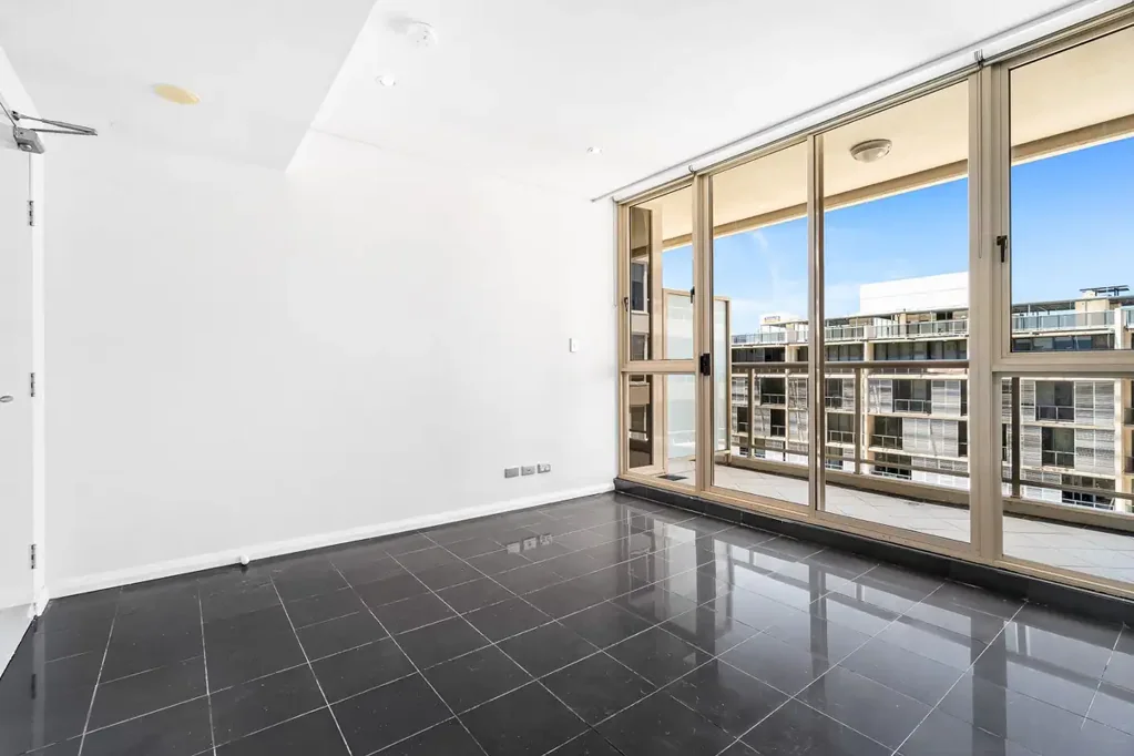 Stylish Unfurnished Studio Apartment in Waterloo For Lease