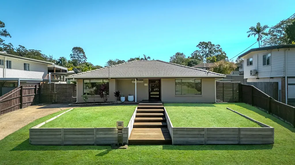 Petrie 3房 随时入住，配备太阳能、Tesla 电池和现代化升级 Move-In Ready with Solar, Tesla Battery and Modern Updates