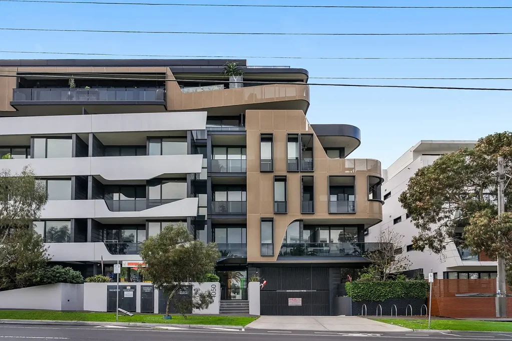 Essendon 2房 Clarke Hopkins Clarke设计 精品综合楼内 时尚公寓 两卧两卫 宽敞阳台 自然采光 开放式起居 现代厨房 安全停车 低维护生活 优越交通 优质学校云集 Elegant Apartment Living with a Rare Sense of Space