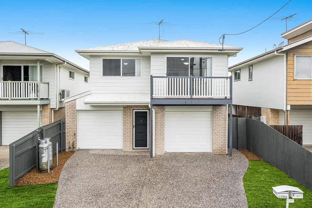 Wynnum West 2房 黄金地段 双钥匙住宅 现代厨房 私人庭院 海湾微风 低维护生活 Dual Key Investment Opportunity!