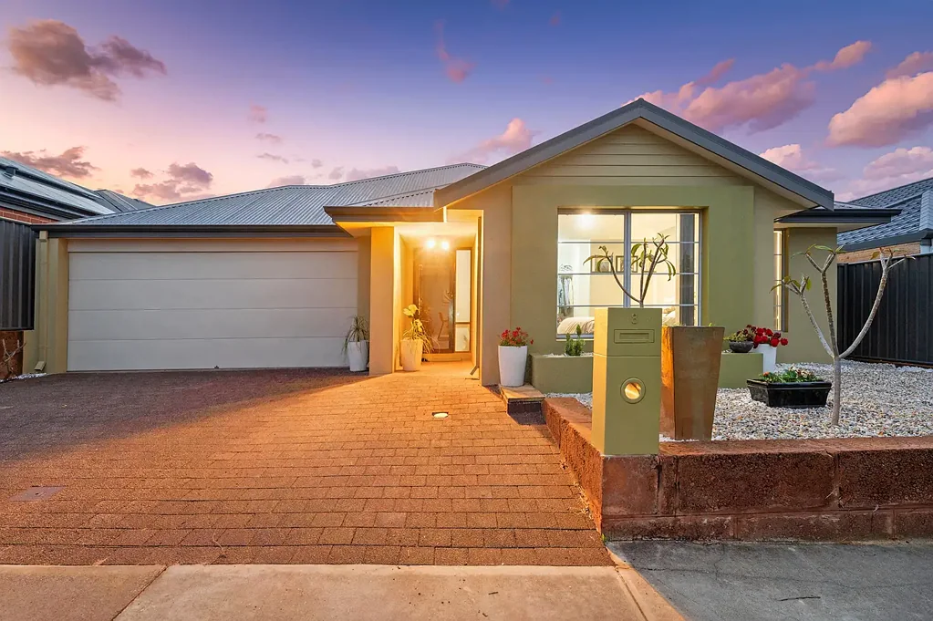 8 Claymore Place, Piara Waters, WA 6112