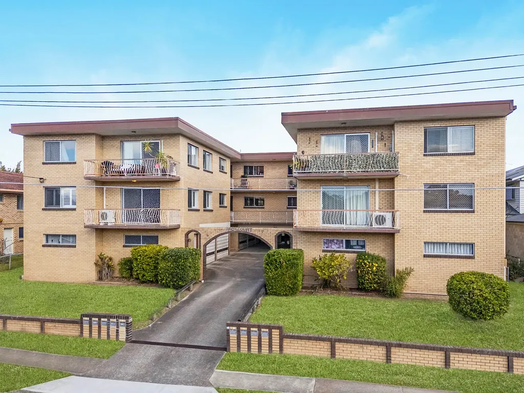 Kedron 2 Bedroom Renovated Unit with a huge Office/Storeroom included
