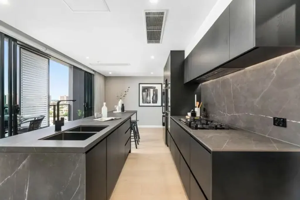 Collingwood 3房 历史建筑景观 三层空中住宅 橡木楼梯 私人电梯 意大利陶瓷台面 Asko电器 智能照明系统 265㎡宽敞空间 两安全停车位 低物业管理费 尊贵与实惠兼备 Must Inspect: Luxurious Skyhome in Vibrant Collingwood