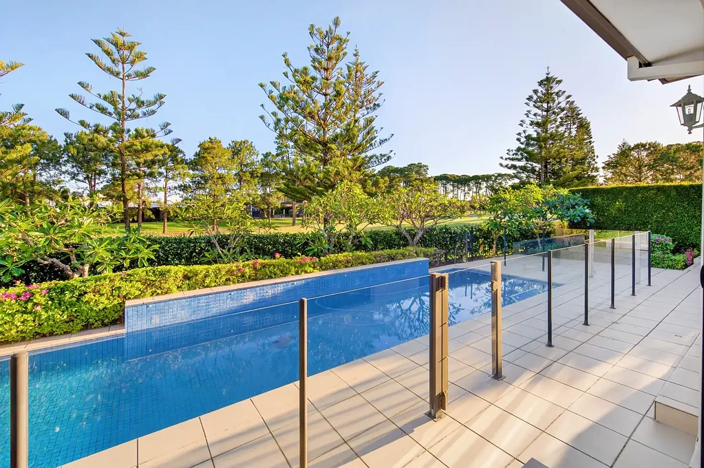 Hope Island 4कमरा Single-Level Home Overlooking the Golf Course