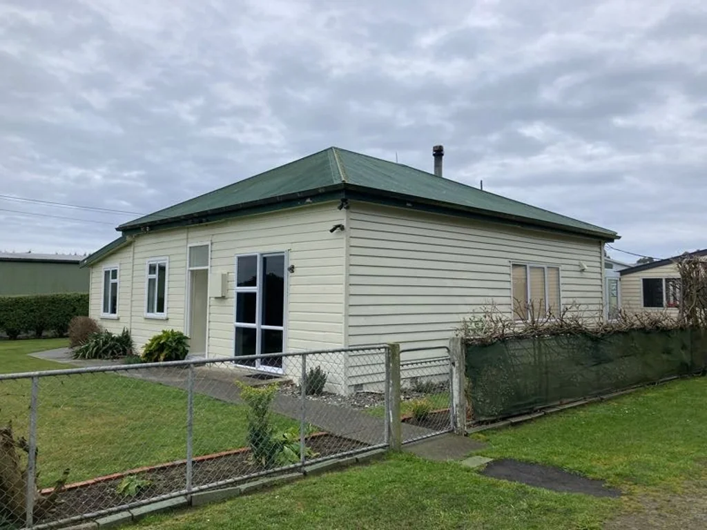 Cottage in the country ready to make your own now!