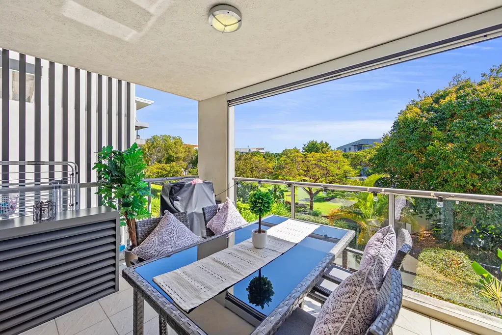 Hope Island 3房  Stylish Coastal Apartment with a Relaxed Tropical Vibe