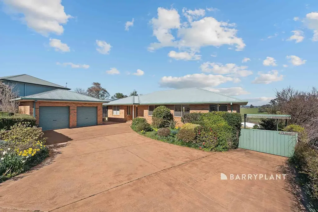 Warragul 3Phòng ngủ Endless Car Accommodation Meets Spacious Family Living