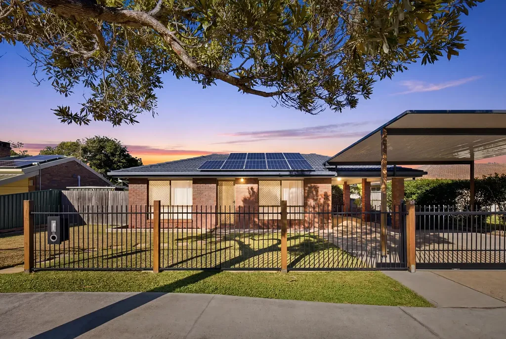 Manly West 3房 Manly湾畔私宅 545㎡阔地 多功能餐厅 5车位带船位 太阳能安全系统 学区房近海 Spacious Family Home with Huge Entertaining Area - Prime Bayside Living in Manly West