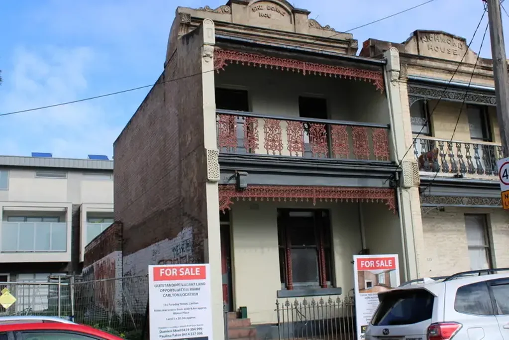 Carlton 2chambre Classic Two Storey Balcony Terrace home requires renovation.
