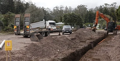 建房要靠“关系户”？社区住房机构质疑政策不公，多个项目停摆