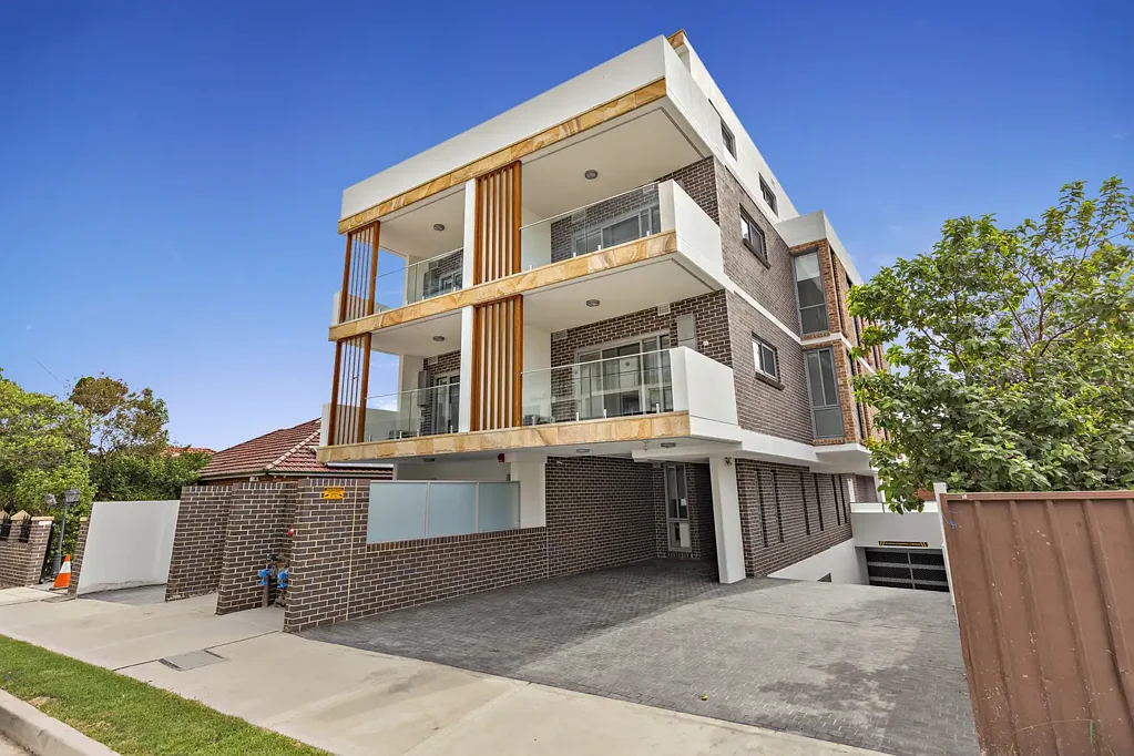 STUDIO LIVING IN THE HEART OF STRATHFIELD SOUTH!