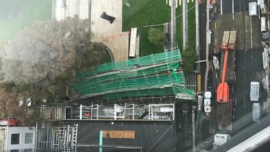 受强风影响，奥克兰市中心一脚手架倒塌，所幸并无人员伤亡
