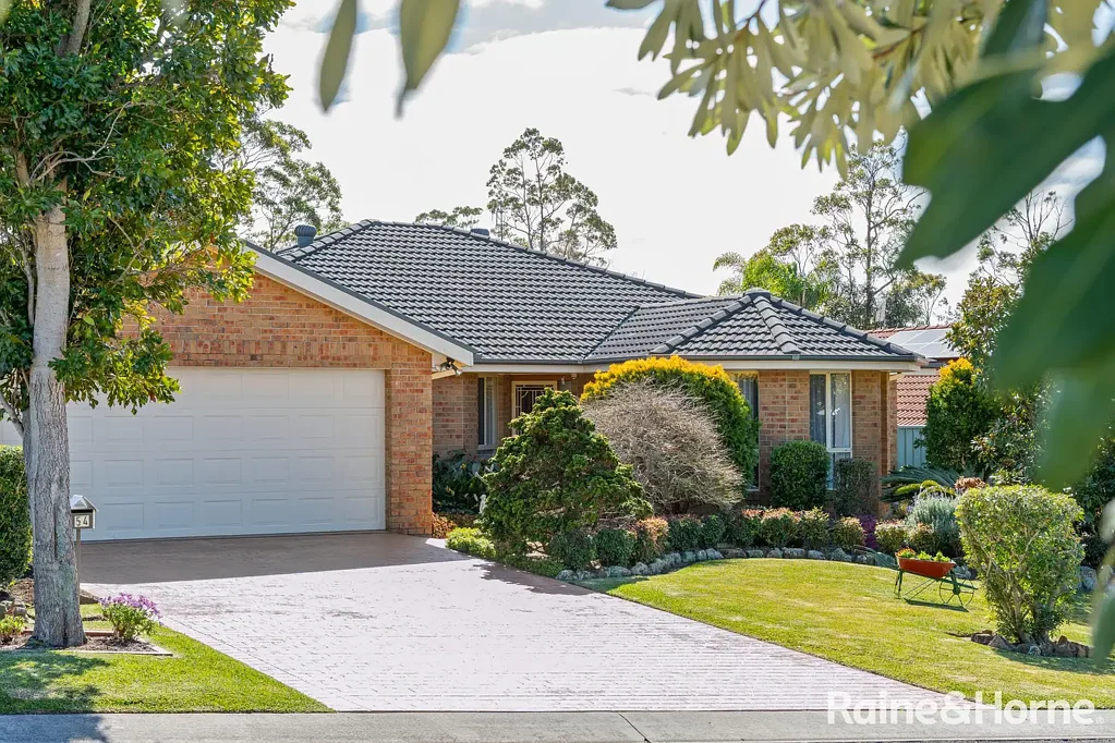Ulladulla 4房  Family Home with Drive-Through Garage & Reserve Access
