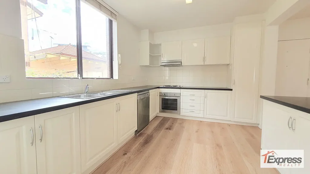 BRIGHT TWO BEDROOM APARTMENT WITH BALCONY & LARGE LUG