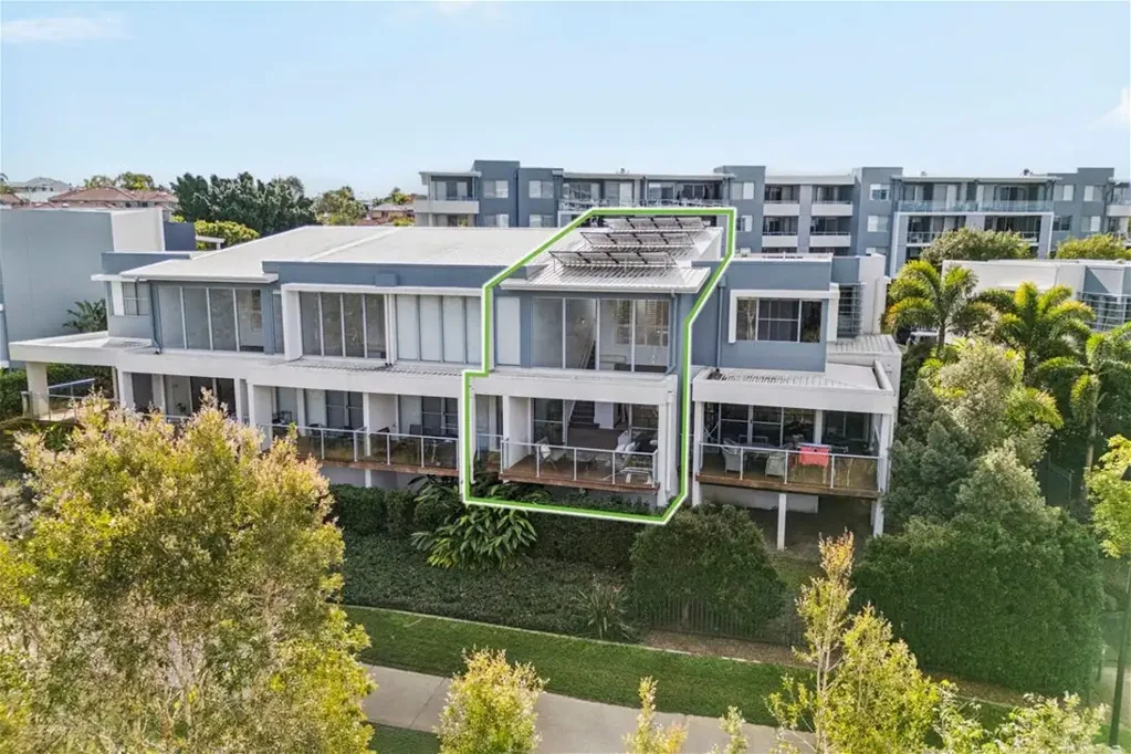 Townhouse with views of Lake Orr