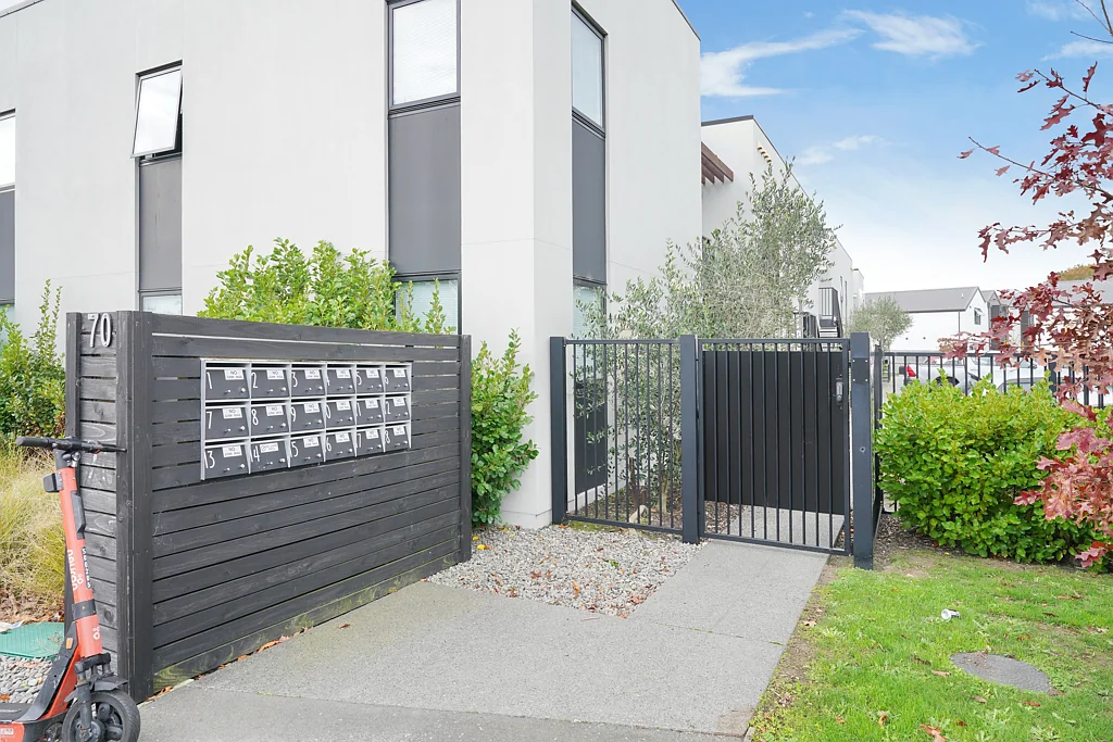 Modern Unit in great location