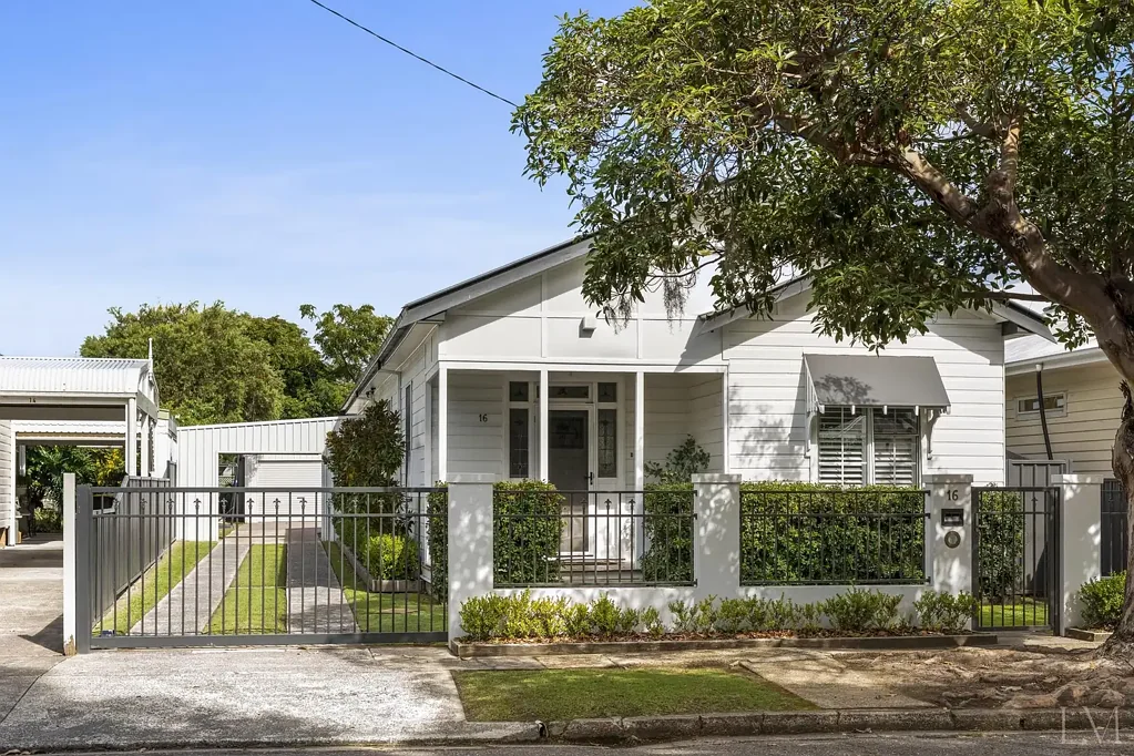 New Lambton 4Zimmer Family Entertainer with Pool and Serious Lifestyle Credentials