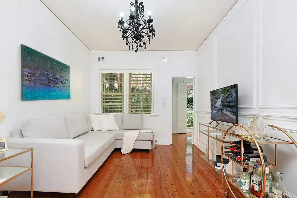 Stylish Art Deco Sanctuary With Garden Access