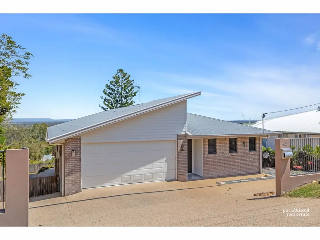 The Range 5ห้องนอน Modern Dual-Living Home on The Range with Valley Views