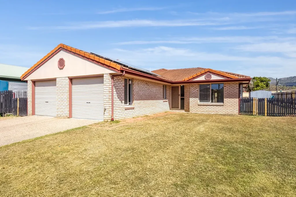 Annandale 3Moenga LOCATED IN ANNANDALE GARDENS ... UPDATED FROM TOP TO BOTTOM! 3 BEDROOMS PLUS A STUDY!