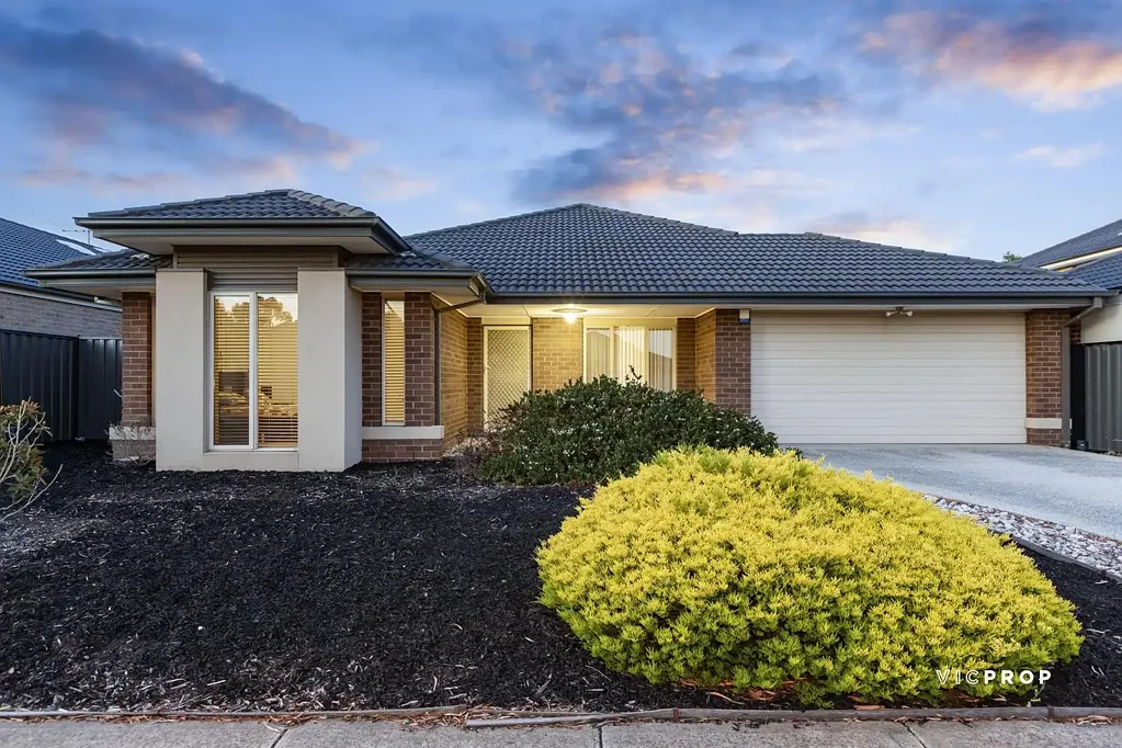33 Hemlock Crescent, Point Cook, VIC 3030