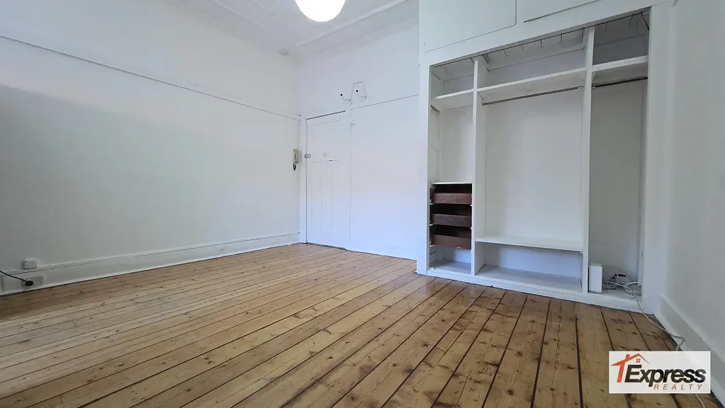 BRIGHT STUDIO APARTMENT WITH WOODEN FLOORBOARDS
